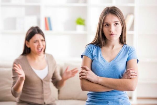 Nằm mơ thấy cãi nhau với người cùng phái đang cãi nhau
